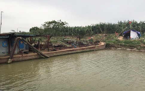 Hưng Yên: Cưỡng chế nhóm hộ dân trả lại tàu cho công ty khai thác cát