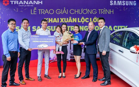 Trần Anh trao thưởng xe hơi trị giá 600 triệu đồng cho khách hàng may mắn