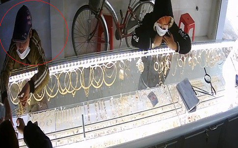 Cô gái trộm nhiều tiệm vàng bị bắt từ màu sơn móng tay