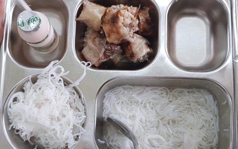 Chi 50.000 đồng một ngày, phụ huynh trường Ban Mai tố bữa ăn nghèo nàn