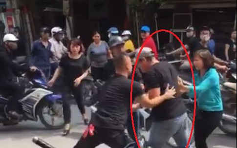 Nam thanh niên bị người đàn ông hành hung dã man, nằm bất động giữa đường phố Hà Nội