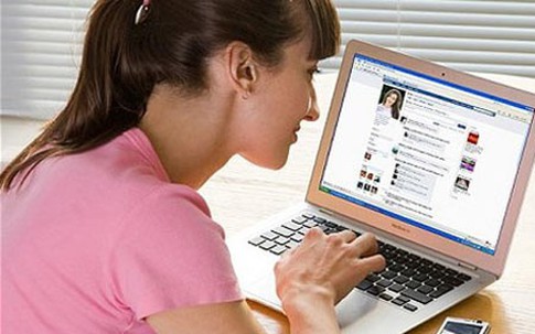 Nói xấu mẹ chồng "hai mặt" trên facebook, con dâu “lĩnh đủ”