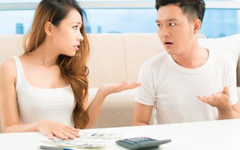 Chồng khó chịu khi tôi dùng tiền của anh mua sắm