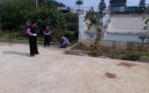 Vụ bé trai lớp 1 tử vong do cô giáo lùi xe: Người nhà đau đớn đến sân trường làm lễ cầu siêu cho cháu