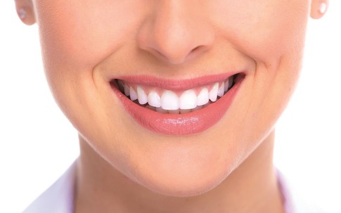 Góc thắc mắc: Bọc chụp hay dán răng sứ? Phương pháp thẩm mỹ răng nào tốt?