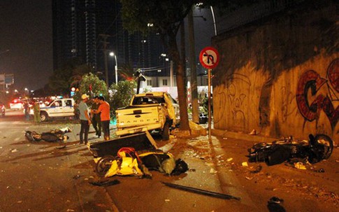 Ôtô tông loạt xe máy ở trung tâm Sài Gòn, 2 người chết