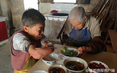 Người phụ nữ cụt cả tay chân một mình chăm sóc mẹ già 100 tuổi