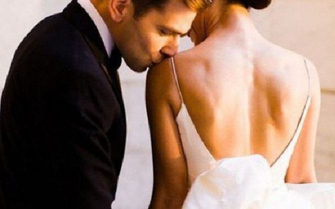 Cay đắng nhìn vợ "đi công tác" với trai đẹp trong khách sạn