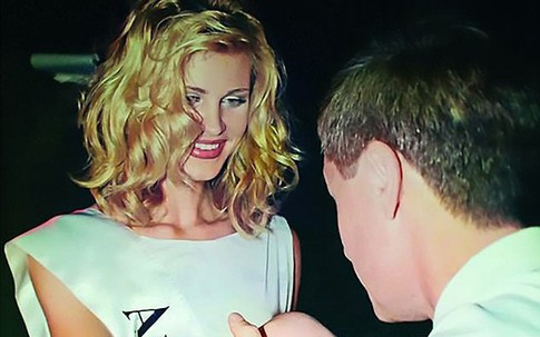 Người đẹp Nga bị tạt axit xuất hiện sau 200 cuộc phẫu thuật