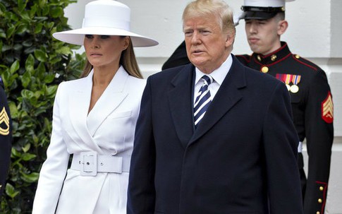 Bà Melania từ chối nắm tay chồng khi đón Tổng thống Pháp