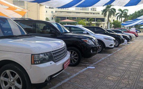 Ô tô sang cũ 'ế sưng': Giảm giá 100 triệu, la liệt vỉa hè