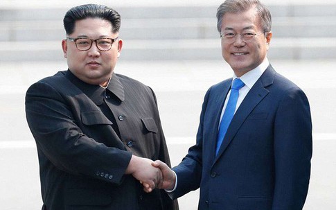 Cái nắm tay chặt đầy xúc động của Tổng thống Moon Jae-in và Chủ tịch Kim Jong-un