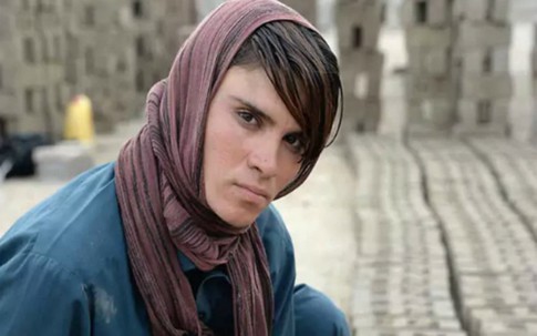 Thiếu nữ phải giả trai để làm vui lòng cha mẹ sinh con một bề