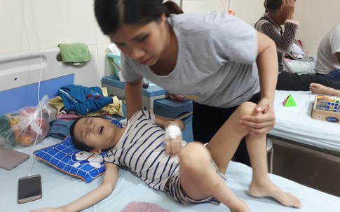 Người phụ nữ cạn nước mắt vì con ung thư, chồng u gan