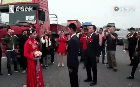 Sợ bỏ lỡ giờ lành tháng tốt, cô dâu chú rể tổ chức bái đường ngay trên đường rước dâu