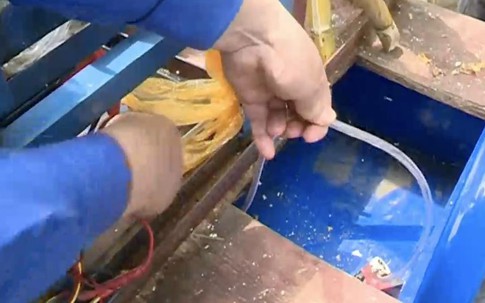 Bí mật ghê người trong máy ép mía của người bán rong TQ