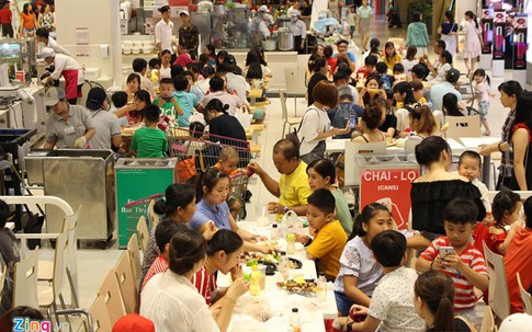 Trốn nóng, người Sài Gòn 'vây kín' trung tâm thương mại dịp lễ
