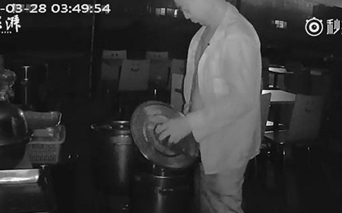 Chủ nhà hàng bị bắt quả tang tè vào nồi nước dùng của đối thủ