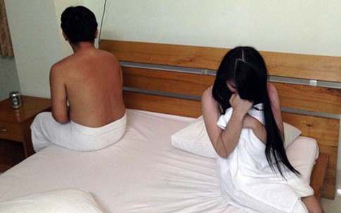 Bắt quả tang vợ lên giường với em họ, hành động của chồng khiến ai cũng ngỡ ngàng