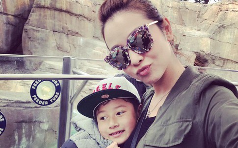 Con trai đã lớn, "bà mẹ chiều con" Jennifer Phạm vẫn cúi xuống buộc dây giày cho con