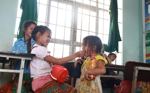 Trường tiểu học La Văn Cầu - xã Đắk R’Măng: Quặn lòng bữa cơm chỉ có rau