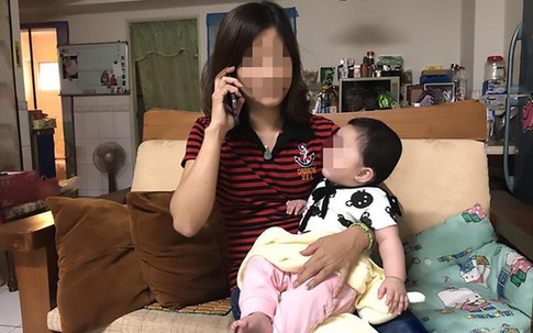 Bảo mẫu vừa xem điện thoại vừa vỗ bình bịch lên ngực bé 8 tháng gây sốc