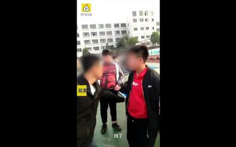 Nữ sinh Trung Quốc gây phẫn nộ vì dùng xấp tiền 'tát' bạn nam