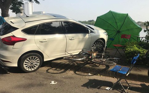 Hà Nội: Xế hộp mất lái, lao vỉa hè, đè nát xe máy, xe đạp