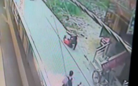 Nữ giáo viên bị đâm 20 nhát đến chết, đám đông đứng nhìn dửng dưng
