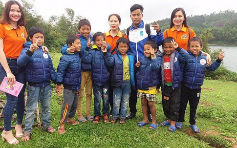 Gặp thầy giáo tương lai từng suýt bị chôn sống theo mẹ bởi hủ tục