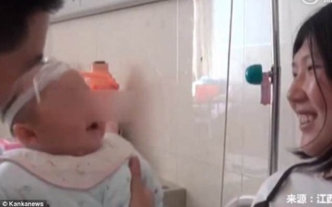 Thót tim cảnh mẹ trẻ đang đi trên đường ngã đè lên con trai 6 tháng tuổi và kết cục ít ai ngờ