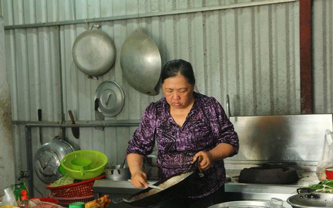 Đôi vợ chồng già có 3 người thân chết trong vụ cháy chung cư Carina nấu cơm phát miễn phí cho cư dân