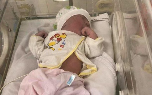 Phát hiện bé gái vừa chào đời bị bỏ trong túi nilon