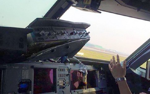 Máy bay Trung Quốc đáp khẩn vì rơi cửa sổ buồng lái