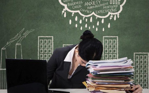 Hy sinh tuổi xuân để chịu đựng khổ đau công sở - liệu có đáng?