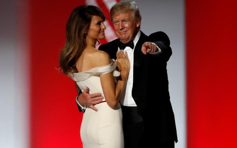 Khoảnh khắc rất ngọt ngào của Tổng thống Donald Trump bên vợ đẹp