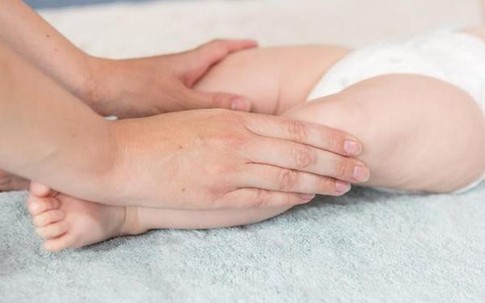 4 hành động mẹ tưởng tốt nhưng lại dễ khiến bé lớn lên chân ngắn, cong queo