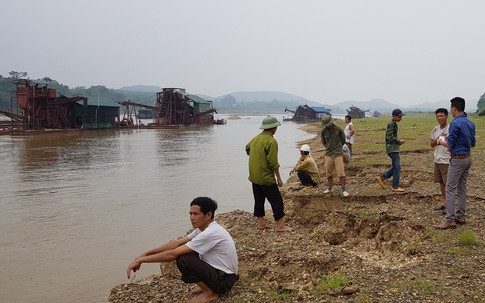 Lạ chuyện người dân quanh sông Lô bỏ việc đi giữ đất