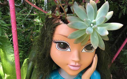Trồng cây trong... búp bê: Kiểu trang trí nhà cực độc, đảm bảo không đụng hàng