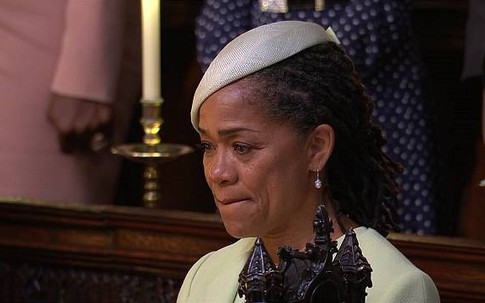 Mẹ cô dâu Meghan Markle rơi nước mắt nhìn con gái hạnh phúc trong đám cưới với hoàng tử Harry