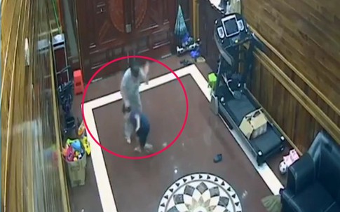 Xôn xao người giúp việc dùng cán chổi đánh bé trai