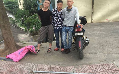 Cầm hung khí phóng xe nghênh ngang giữa đường