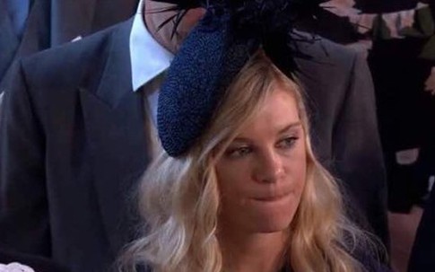 Biểu cảm của bạn gái cũ tại đám cưới Hoàng tử Harry gây sốt mạng