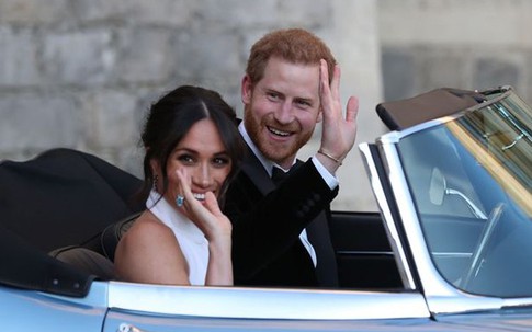 Meghan đeo nhẫn đá quý của mẹ chồng quá cố trong tiệc cưới