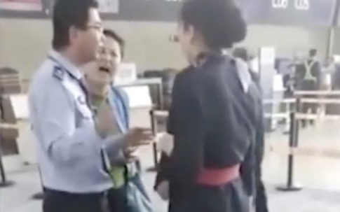 Muộn giờ lên máy bay, 'giáo sư' dọa tát nhân viên hàng không