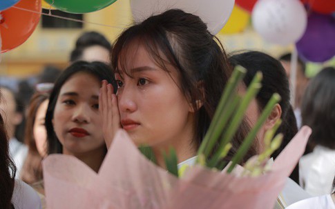 Nữ sinh Phan Đình Phùng bật khóc ngày ra trường