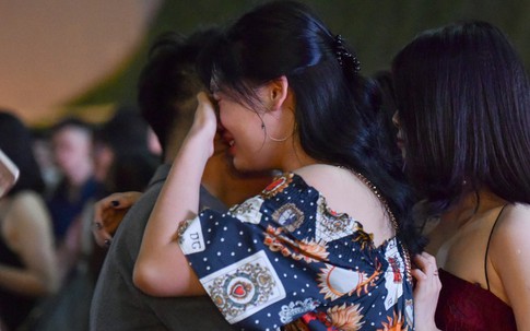 Học sinh Marie Curie ôm nhau khóc nức nở ngày chia tay