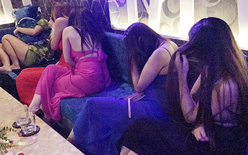 Nữ tiếp viên múa thoát y trong nhà hàng ở Sài Gòn