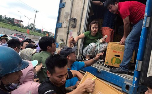 Hà Nội: Xếp hàng giữa trưa nắng tranh mua 17 tấn sầu riêng ế