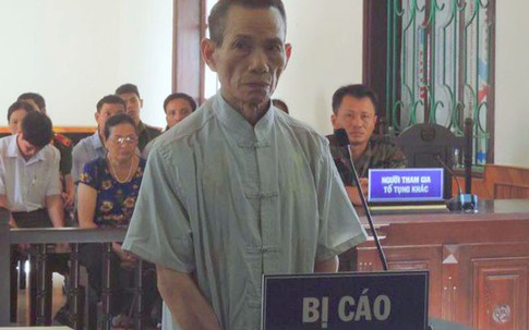 Bảo vệ 73 tuổi dụ kẹo để dâm ô bé gái trong nhà vệ sinh trường học